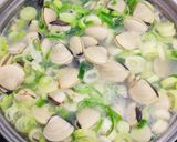 Hình bước làm 3 của món Nghêu nấu hành boa rô và cháo nghêu với rau mầm củ cải đỏ