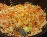 รูปขั้นตอนการทำที่ 4 ของ ผัดหมี่ฮ่องกงไก่