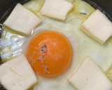 Foto del paso 5 de la receta: Montaditos de pavo con huevo frito y queso brie