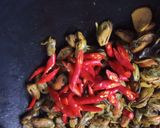 Foto langkah ke 3 dari resep Tumis kerang pedas manis.
