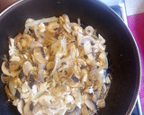 Foto del paso 3 de la receta: Revuelto de champiñones con el pollo asado que me sobró