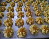 Foto langkah ke 3 dari resep Kue Semprit Mawar.