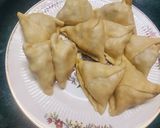 A picture of step 5 of Dahi Samosa Chaat.