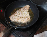 Foto del paso 2 de la receta: Chuleta de atún asado con papas arrugas y mojo