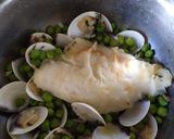 Foto del paso 4 de la receta: Merluza en salsa de almejas y guisantes