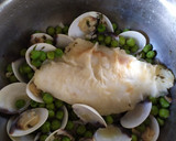 Foto del paso 4 de la receta: Merluza en salsa de almejas y guisantes