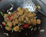Foto langkah ke 5 dari resep Tumis brokoli crispy.