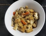 Foto langkah ke 3 dari resep Tumis Tahu Jamur Timur.