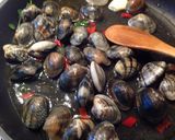 Foto del passaggio 6 della ricetta Vongole in guazzetto con cicoria