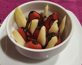 Foto del paso 3 de la receta: Fresas y peras chocolateadas con nata 🍓🍐🍶😋