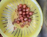Foto del paso 4 de la receta: Fricandó de Carne de Ternera con Boletus, Cebollitas, Ciruelas y arroz frito