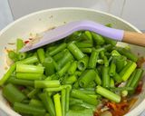 Foto langkah ke 4 dari resep Tumis sayur tombak kencur.