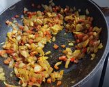 Foto del paso 3 de la receta: Pollo al curry con timbal de arroz con chauchas