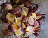 Gambar langkah 2 resipi Ayam & cendawan butang goreng sos tiram.