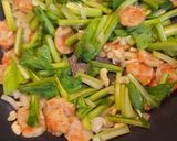 Foto langkah ke 1 dari resep Tumis Sawi Organic Bakso Salmon.