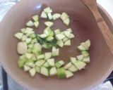Foto del passaggio 2 della ricetta Bigoli con crema di zucchine, zucchine e cipollotti brasati