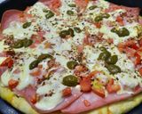 Foto del paso 6 de la receta: Pizza con tomate picado, jamón, queso y olivas