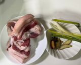 控肉酸菜拌咖樂彩虹麵的食譜步驟1照片