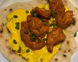 Foto del passaggio 6 della ricetta Pollo tandoori veloce su pane ciapati e salsa alla curcuma