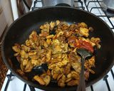 عکس مرحله 2 از دستور قارچ و مرغ پنیری