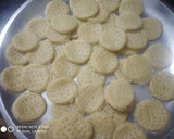 सूजी की मीठी मठरी (Suji ki meethi mathri recipe in Hindi) रेसिपी चरण 4 फोटो
