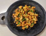 A picture of step 4 of Tawa Fried masala Idly.