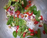 Foto langkah ke 3 dari resep Tumis Teri Cabe Gendot.