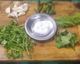 A picture of step 1 of Sil batta green chutney.