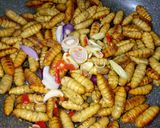 Hình bước làm 3 của món Nhộng Tằm Rang Lá Chanh Thái (Lá Chúc)