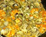 Foto del paso 3 de la receta: Cazuela de almejas y gambas al ajillo
