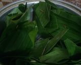 Foto langkah ke 5 dari resep Ayam Pedas Kemangi Kemas Daun Pisang.