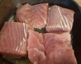 Foto langkah ke 2 dari resep Tuna Steak with Mushroom Sauce.