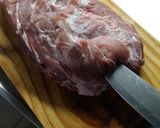 Foto del paso 4 de la receta: Bondiola de cerdo rellena con ciruelas