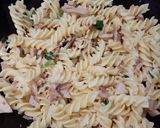 A picture of step 2 of White sauce pasta with chicken salami.