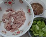 รูปขั้นตอนการทำที่ 1 ของ หมูผัดกะปิสะตอ