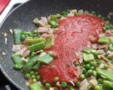 Foto del paso 5 de la receta: Cinta de lomo adobada con tomate, judías verdes y guisantes