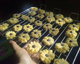 Foto langkah ke 7 dari resep Kukis Dahlia (Semprit Susu).