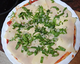 Foto del paso 3 de la receta: Pizza de espinacas, cebolla, bacon y aceitunas negras