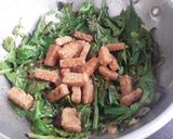Foto langkah ke 3 dari resep Sayur Pakis tumis Tempe.