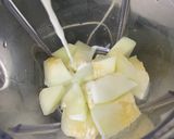 A picture of step 2 of Melon shake.