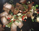 รูปขั้นตอนการทำที่ 2 ของ 🍴หมูกรอบผัดพริกเกลือ 🐷🌶 #อาหารไทยง่ายๆ
