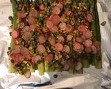Une image de l'étape 3 de Asperges vapeur et condiment croquant aux radis.