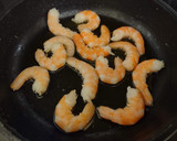 Foto del paso 4 de la receta: Arroz jazmín frito con curry, cacahuetes, sésamo, miel y langostinos