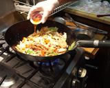 Foto del paso 7 de la receta: Pollo saltado con hongos shiitake y repollo chino
