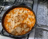 Foto del paso 4 de la receta: Chilaquiles rojos con huevo estrellado