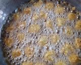 A picture of step 2 of Moong dal pakodi moongodi.