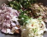 รูปขั้นตอนการทำที่ 3 ของ “ยำหมูน้ำพริกเผาใส่มะม่วง”