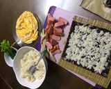 Hình bước làm 2 của món Cơm cuộn rong biển