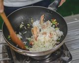 รูปขั้นตอนการทำที่ 9 ของ ข้าวผัด กะเพราคลุก กุ้ง กลิ่นหอมฟุ้ง รสชาติจัดจ้าน