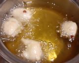 Foto del passaggio 4 della ricetta Fritole con pinoli, uvetta, grappa e profumo d'arancia